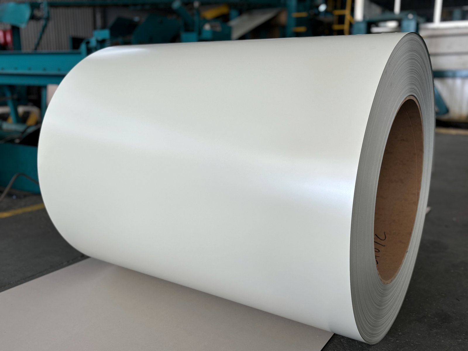 Bobine prélaquée, blanc cassé